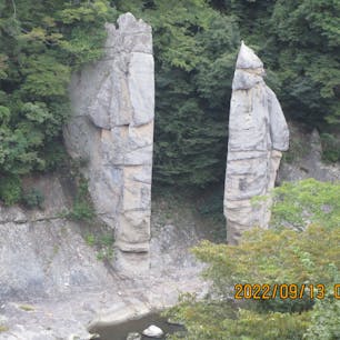 夫婦岩　湯野上温泉

此処の売り物が夫婦岩ですね♪
しかし岩が半分に割れるとは、自然が成せる技ですね。

#サント船長の写真　#湯野上温泉　#夫婦岩