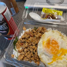 バンコクの路上お弁当屋台のガパオライス
￥120