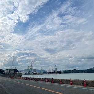 向島→因島→生口島
尾道から、レンタルバイクを借りて
生口島の瀬戸田港まで行きました。帰りはフェリーです。
尾道から、向かいの向島には、フェリーで渡ります⛴
瀬戸田あたりは、郵便ポストが黄色でした🍋
9月の末、暑くもなく寒くもなく、とても気持ちが良かったです🌿