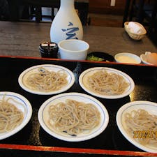出石皿蕎麦
「名物に美味いもの無し」と言うのは嘘ですね。タダ量が少ないかな？でも追加が出来ますよ、

出石蕎麦屋は何件も有りますが、昔はそんなに件数は無かった気がします。また観光客もそれ程でも・・・・

#サント船長の写真  #出石　#旅食