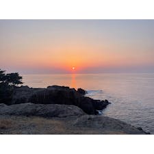 【島根】出雲で絶対行きたい絶景！夕日が綺麗な日御碕☀️

出雲市駅から車で約30分。日御碕(ひのみさき)には壮大な日本海の景色を見に来ました。おすすめの時間帯ははやはり夕方です。写真の通り日本海に沈む夕日を一望することができます。

近くには出雲日御碕灯台があり、石積みの灯台として日本一の高さだそうです。

海岸付近は急な坂や断崖絶壁の場所が多く、かなり危険な場所もあるのでお子様連れの方は十分お気をつけください。

今回は出雲市からレンタカーを借りてきました。日御碕に行くまでの道路からとても景色が良かったです。とてもまた行きたくなりました。