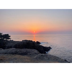 【島根】出雲で絶対行きたい絶景！夕日が綺麗な日御碕☀️

出雲市駅から車で約30分。日御碕(ひのみさき)には壮大な日本海の景色を見に来ました。おすすめの時間帯ははやはり夕方です。写真の通り日本海に沈む夕日を一望することができます。

近くには出雲日御碕灯台があり、石積みの灯台として日本一の高さだそうです。

海岸付近は急な坂や断崖絶壁の場所が多く、かなり危険な場所もあるのでお子様連れの方は十分お気をつけください。

今回は出雲市からレンタカーを借りてきました。日御碕に行くまでの道路からとても景色が良かったです。とてもまた行きたくなりました。