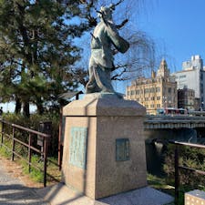 「関ケ原の戦い」から間もない慶長8年（1603年）、出雲の阿国（いずものおくに）と呼ばれる女性芸人が四条河原で「かぶきをどり」を披露し、庶民たちから喝采を浴びた。これが歌舞伎の最初と言われる。

その後大衆演芸として全国に広まっていったが、風紀を乱すとして女性が歌舞伎を演じることができなくなり、男が女形を演じる現在の歌舞伎の形になった。
歌舞伎の祖とされる出雲阿国だが、実はよく分からないことが多く、阿国の表記も後に付けられたもので出雲出身である証拠もない。また、没年も諸説あり尼僧になったともいわれているが確かなことは分かっていない。

此の像は、出雲の阿国像と同じかなぁ？

#サント船長の写真　#出雲の阿国　#銅像