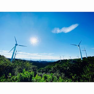 三重県青山高原にある風力発電の群れ