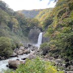苗名滝
10月中旬
葉っぱが少し色づき始めているかな？
滝の音が響き渡ってる！