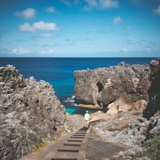 北大東島の上陸公園。
切り立った岩の海岸線でできた北大東島で、大東ブルーの海に足を入れられる数少ない海とのタッチポイント。