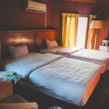 南大東島で泊まったKIRAKU。
独立型コテージでロフト付きでした。
良かったのは
風呂（シャワーのみ）トイレ別。しかもどちらも広い！
風呂場から外に出られるので水着などの洗い物にはとても便利！

難点は、草木に囲まれているので蚊が多め。虫除けをご持参ください。