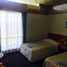 コンクリート打ちっぱなしの宿でレストラン、研修所、大浴場があります。北大東島に似つかわしくない、立派なたてものです。
良い点は
展望台から深夜空を見上げると、この世のものとは思えぬ星空が独り占めできます。
コンクリ打ちっぱなしなので、静かです。
レストランのジャガ麺は是非食べてください。

よくないのは。。
ヤモリがたくさん。部屋の中にもいます。生の鳴き声で寝られないこともありますので。