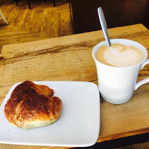 フィレンツェにて優雅にカプチーノ&チョコクロ！

#イタリアで朝ごはん
#フィレンツェ