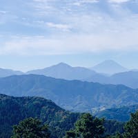 高尾山ハイキング。登りは6号路、下りは1号路にて。平日の11時前でも山頂は混雑してました。とくに遠足の子供たちがたくさん。気持ち良さそうにお弁当食べてました。富士山もくっきりと。

新宿から高尾山口駅まで特急直通でちょうど1時間。駅≒登山口なので、ハイキング入門者に最適の山ですね。紅葉の季節にまた来たいです。