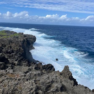 📍沖縄本島 辺戸岬
沖縄最北端の辺戸岬。沖縄の海とは思えないほど、豪快な海の迫力を感じられる断崖絶壁！