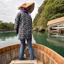 佐渡の矢島体験交流館で、たらい舟体験。入り江内なので波もないんだけど、舟自体がさほど安定感がないので、うっかりひっくり返っちゃわないかとちょっとドキドキしました。