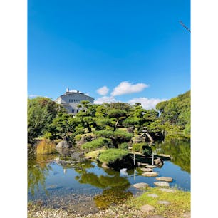 大阪　慶沢園
綺麗な庭園
池の周りをゆっくり散策できます
青空と緑に癒されました