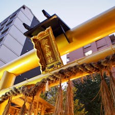 御金神社の真の金ピカぶりを体感するなら、夜の参拝がおすすめ。提灯の灯りで照らされるとよりいっそうピカピカです。おみくじやお守りも金色で、その徹底ぶりもすごい。