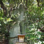 先山千光寺の奥にあって、たどり着くまでの道のりにちょっとドキドキしちゃう岩戸神社。大きな岩が御神体の神社です。