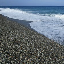 ヒスイ海岸
ここヒスイ海岸は、日本でも珍しい小石の海岸です。ブルーやグリーン、そしてコバルト色に輝く五色の小石が海岸にちりばめられ、青緑色に輝くヒスイの原石も！そのため、「ヒスイ海岸」とも呼ばれています。

エメラルドグリーンに輝く海では、海水浴やウインドサーフィンなどを思いっきり楽しめます。

＊ヒスイを探すテクニックは朝早く来て、波打ち際を探す事ですね。

#サント船長の写真