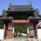 京都黄檗山万福寺の総門

　萬福寺の総門は、１６６１年（寛文元年）の建立（重文）。
　中央の屋根が高く、左右の屋根が低い牌楼式（ぱいろう）の中国的な門。

　中央の屋根の左右に乗せられているのは想像上の生物・摩伽羅（まから）。

　摩伽羅は、ガンジス河の女神の乗り物で、そこに生息しているワニをさす言葉だという。
　聖域結界となる入口の門・屋根・仏像等の装飾に使われている。

#サント船長の写真　#万福寺