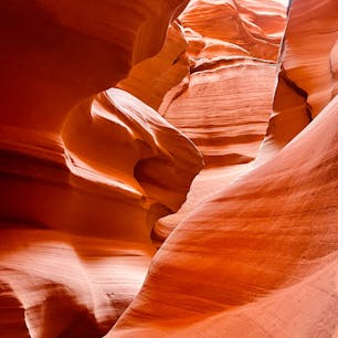アリゾナ州　アンテロープキャニオン⛰️
ホースシューベンドの後は、アンテロープのキャニオンX！
ナバホ族の方が丁寧に案内してくださいました(iPhoneの写真フィルターは、ビビッド暖かいに設定すると🙆‍♀️とのこと)
自然によって削られた渓谷が神秘的で不思議でした。