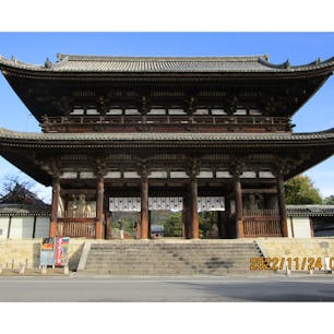 御室仁和寺の二王門

　京都の三大門の一つで、国の重要文化財に指定されている仁和寺の二王門は桁行（幅）が18.7メートル、高さが20.5メートルもあるそうです。この二王門は南大門とも呼ばれています。
　京都三大門とは知恩院三門と南禅寺三門、それにこの仁和寺の二王門です。

俺等は東福寺の三門と思って居ましたが、違うのですね😅

#サント船長の写真　#仁和寺　#日本の世界遺産