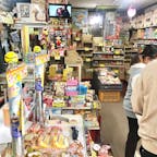 古い街並みの昔懐かしい駄菓子屋へ入ると、昭和へタイムスリップしたように感じます。

お菓子以外にも、肉まんやジュース、カップ麺、乾物など豊富な商品バリエーションです。

お近くにお越しの際はぜひ遊びに行って欲しいです。

#お菓子のとまや
#香川県
#東かがわ市
#引田