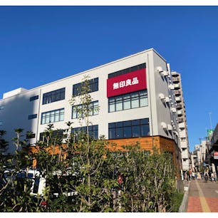 無印良品　#板橋南町22

関東最大級の大型路面店としてこの11月にオープン。4階建のビル全部が無印、（一階はロビー的な使い方で物販スペースではなかったですが）デリ&カフェも入っていてさながら無印デパートといった感じ。
他の店舗では見かけない試みが色々あるようですが、個人的に良いな思ったのが無印以外の服も回収してくれる資源回収ステーション。地域（板橋区）との取り組みのようです。近隣の子供たち手作りのくす玉も地元密着の雰囲気作りに一役買ってました。

商業地から少し離れている立地というのもユニーク。首都高 高松入口近く、車利用を想定してるのかな。

#東京
#板橋