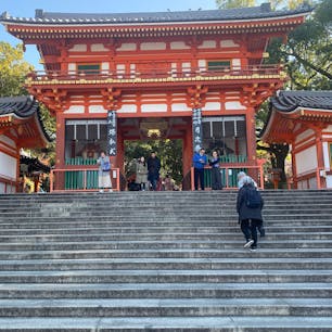八坂神社　(京都祇園)
八坂神社の本当の名前は？
祇園さんとか八坂さんと言われる、八坂神社の本当の名前は？
祇園祭りとか12月31日の「をけら参り」で、有名な八坂神社ですが、何故？名前が変わったの？実は「祇園社」が本当の名前でした。
明治の悪法で神仏分離令で名が変わりました。
その名前が今も残って居ます。
皆様八坂神社へご参拝の時此の灯篭を探してみては？

#サント船長の写真
