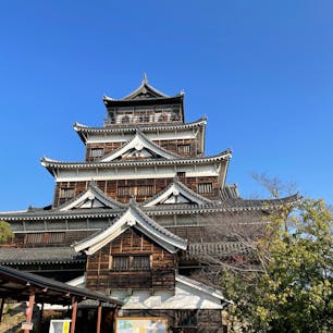 広島城

天守閣からの眺めが最高でした。
DQウォークの家紋スタンプもゲット。