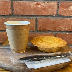 アップルパイがおいしそうだったのでバイロンベイコーヒーの日本橋店へ。オーストラリア生まれのオーガニックなカフェだそうで、パイも素朴な感じ。りんごたっぷり、シナモン効いててパイ生地はサックサクでした🍎
しかし朝ごはんにはちょっと重たかった🥧