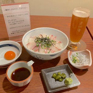 【道後麦酒館】鯛めし

〜ご当地グルメ〜
鯛めしを初めて頂きました😋
どのように食べるのか疑問だったけど、ご丁寧にレシピがありました！
美味しかった〜😋

蔵元直営の道後ビールが飲めるお店🍺という事で、道後愛媛の旬の味覚とできたてのビールも頂きました🍺

愛媛といえばミカン🍊
オレンジエールというビールを頂きました🍊🍺
ミカンの風味が爽やかであっという間に飲んでしまった😋

ひとり旅でのご飯も楽しいですね😊



2022.11.30