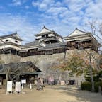 【松山城】

お城までリフトに乗って参城できるのは初めて！

約15年ぶりのリフト、楽しかった〜❣️
ワクワクしました♪

松山城は天守・櫓・門・塀を含め21棟の建造物が国の重要文化財に指定されており、日本の100名城、美しい日本の歴史的風土100選にも選ばれた江戸時代を代表する城のひとつだそうです。

全国的にも珍しい「登り石垣」と呼ばれる石垣があり、現存十二天守の中で「登り石垣」が残っているのは、松山城と彦根城だけ。ふもとの二之丸と山頂の天守を、山の斜面を登る2つの石垣で連結させたものです。彦根城のものより長く、全長は230ｍ以上もあるそうです。
目の前にして圧倒されました！

お城最上階からの眺めも気持ちよかった〜😆



2022.12.1
