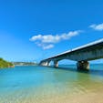 沖縄本島北部にあるエメラルドグリーンの海に囲まれた古宇利島。2005年に隣の屋我地島との間に古宇利大橋が開通して沖縄本島から車で行ける離島となったので気軽に離島満喫出来ます。真っ青な空とエメラルドグリーンのコントラストが美しい。