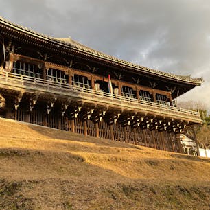 大仏殿の屋根を見下ろすことができる二月堂もなかなか素敵でした。