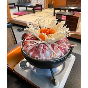 鴨なべ　湯島梅園

インパクトのある見た目の鴨鍋！
伺ったのは一年前のクリスマス（2021年12月25日）
とにかく寒い日で、震えながらお店に入りましたが、食べ終わる頃にはポカポカになりました。

#2021年_年末散歩from本郷to湯島
#東京
#湯島