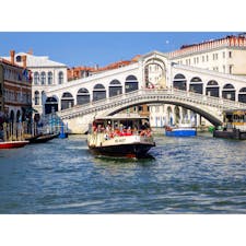 2回目の #イタリア #ヴェネツィア 。初めて来た時にはびっくりするほどの濃霧かつビュービュー風が吹いていて、鼻水垂れ流しながら歩いたことが印象的なヴェネツィア。だからまさか、今回こんなにヴェネツィアの景色に感動するなんて大誤算。今ではすっかり、ヴェネツィア推進派も推進派。ヴェネツィア、絶対行った方が良いよとどんどん伝えていきたいと思います。