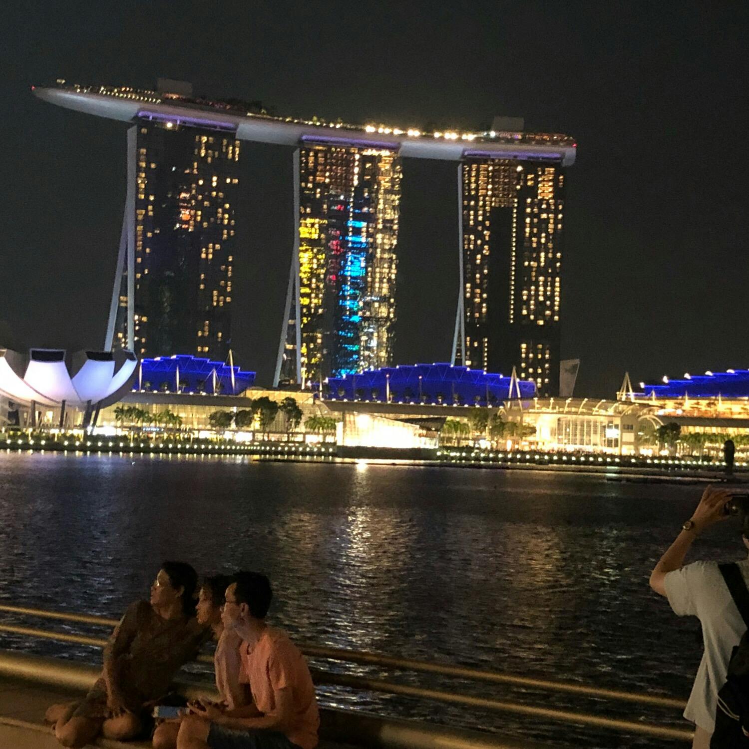 マリーナ ベイ サンズ Marina Bay Sands の投稿写真 感想 みどころ マリーナベイサンズ夜景も綺麗 夜のインフィニティプールから トリップノート