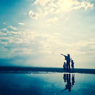 香川県三豊市  父母ケ浜海岸。

干潮時にはこんな写真が撮れますよ。
夕陽が沈む頃にはもっと幻想的に…。