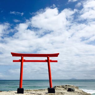 青空に真っ赤な鳥居がとても気持ちのいい場所です