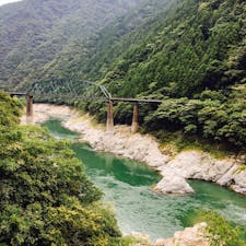 川沿いの道を写真撮ったりしながら景色をゆっくり見て歩くの楽しかったです。たまに電車が通りにわか撮り鉄気分。
遊覧船乗るのやラフティングするのもいいと思います。