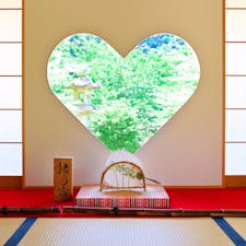 正寿院の猪目窓
京都

幸せを呼ぶハートの窓
沢山のカップルがこの窓の前に並んで、写真を撮ってます。
写真を撮ってくれるのは、次に順番待ちしてるカップル。
癒される場所です。