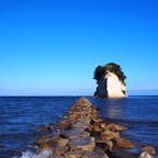 軍艦島とも呼ばれている、能登半島にある見附島。本当に見事に軍艦の形でした👀海の中にポツンと大きな岩がそびえ立っていて、なんだか不思議な風景。
#見附島 #能登半島