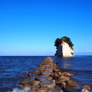 軍艦島とも呼ばれている、能登半島にある見附島。本当に見事に軍艦の形でした👀海の中にポツンと大きな岩がそびえ立っていて、なんだか不思議な風景。
#見附島 #能登半島