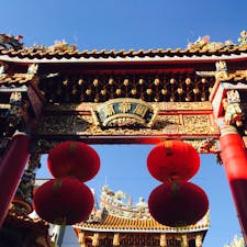 横浜中華街の関帝廟（かんていびょう）。
主に商売人の守り神、関帝（神格化された関羽）を祀っているそうです。
近くには中華系食材を扱うお店がちらほら。お茶や干しエビなど購入！