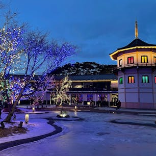 宮城・松島にある複合施設「松島離宮」。松島海岸駅から少し歩いたところにあり、焼きガキやホタテといった海鮮グルメを味わえるお店はもちろん、イルミネーションも楽しめますよ♪

#宮城 #松島 #松島離宮 #イルミネーション #焼きガキ #焼きホタテ #サトホーク