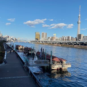 東京都台東区蔵前、厩橋(うまやばし)から見た隅田川の景色