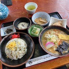 道の駅　阿蘇近くの食事処「山賊旅路」
阿蘇の郷土料理、だご汁が美味しい。
高菜ご飯もgood