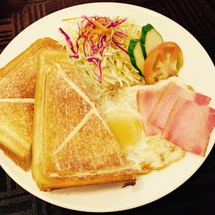 長崎の有名店「ツル茶ん」
今回頼んだのは、モーニング。
オープンは11時。11時からのモーニングもなんだか新鮮です…