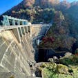 仙台市の西に入った大倉川上流にある大倉ダムは、日本で唯一と言われるダブルアーチダム。

ダムの上を車で渡れます。
中央部では降車も可能。
ただし、一台分の幅しかないので、譲り合いながら走ります。
渡り終えるまで、ちょっとドキドキ。