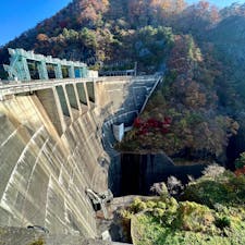 仙台市の西に入った大倉川上流にある大倉ダムは、日本で唯一と言われるダブルアーチダム。

ダムの上を車で渡れます。
中央部では降車も可能。
ただし、一台分の幅しかないので、譲り合いながら走ります。
渡り終えるまで、ちょっとドキドキ。