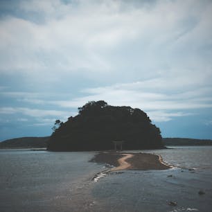 長崎･壱岐島の、小島神社。
干潮のときだけ参道が現れ、歩いて渡ることができます。