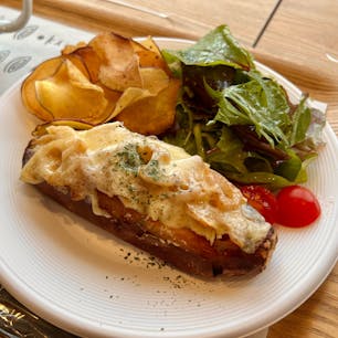 茨城県霞ヶ浦にある「YAKIIMO KAITSUKA」

サツマイモを使ったスィーツやカフェメニューが頂けます。

ポテトアップルパイの美味しさはもちろんですが、軽食に最適な焼き芋ボートも激ウマです。

訪れたこの日は、サツマイモ好きにはたまらない！詰め放題のイベントも開催中でした。


#茨城県